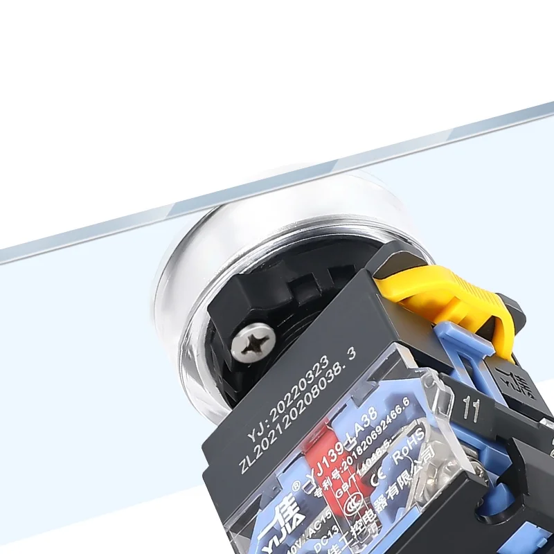 30 -миллиметровый пластиковый кнопку